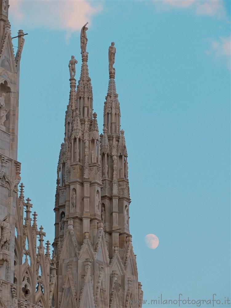 Milano - Pinnacoli del Duomo con luna